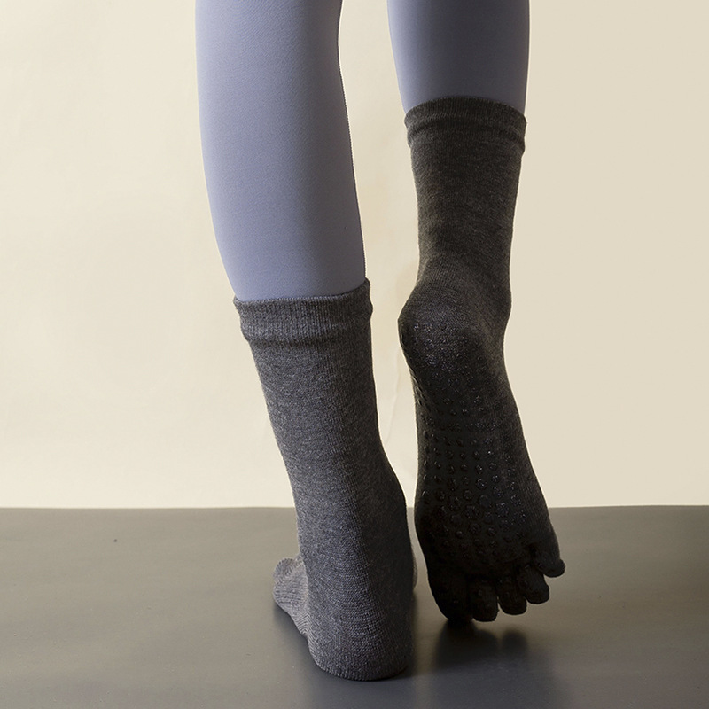 女性用ミッドチューブヨガソックス 指付き コットン 秋冬 暖 - Trampoline Park Sock のレビューと価格